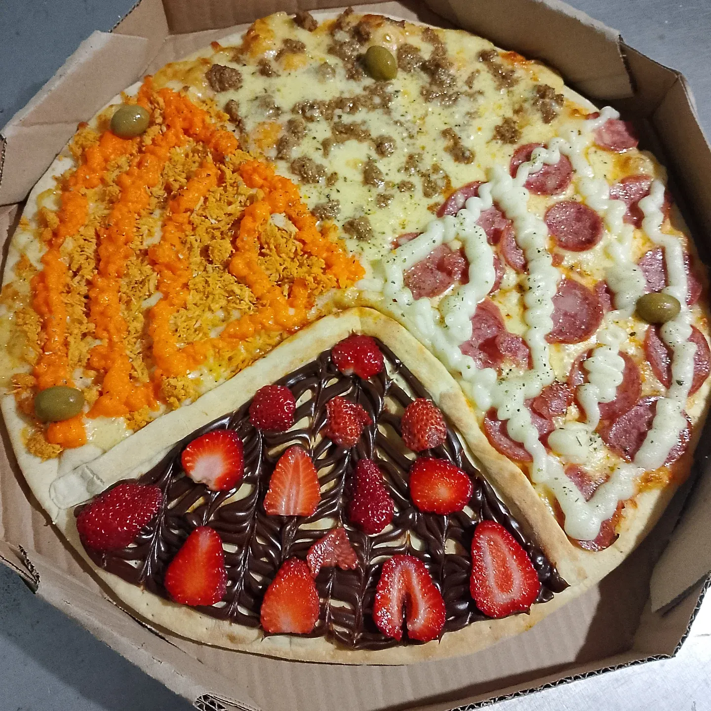 Pizza real com sabores salgados e uma parte doce